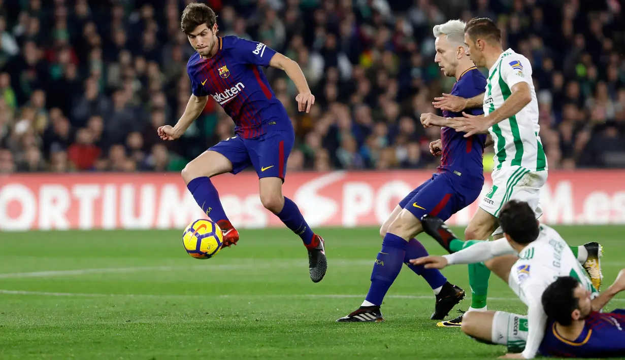 Pemain Barcelona, Sergi Roberto berusaha mengendalikan bola saat bertandang ke markas Real Betis pada pertandingan lanjutan La Liga di Stadion Benito Villamarin, Minggu (21/1). Barcelona menang telak 5-0 atas tuan rumah Real Betis. (AP/Miguel Morenatti)