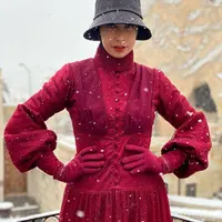 Anissa Hapsari terlihat awet muda di usianya yang menginjak 45 tahun, baik dalam gaya pakaian dan riasan. Salah satunya seperti aksesori topi yang dipadupadankannya dengan fashion hijab (Foto: @hapsarianissa29)