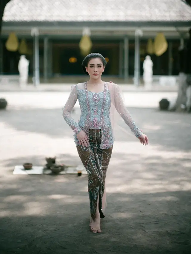 Miliki Paras Bule, 6 Potret Anggun Celine Evangelista bak Putri Keraton Kenakan Kebaya Baby Blue saat Jalani Tradisi Caos