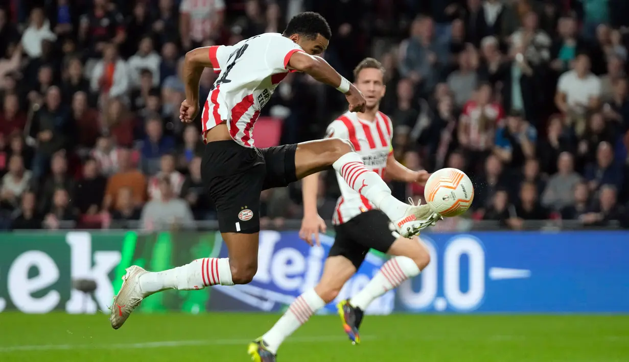 Pemain PSV Eindhoven Cody Gakpo mencetak gol ke gawang Arsenal yang dianulir karena offside pada pertandingan sepak bola Grup A Liga Europa di Stadion Philips, Eindhoven, Belanda, 27 Oktober 2022. Arsenal kalah 0-2 dari PSV Eindhoven. (AP Photo/Peter Dejong)
