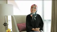 Bosan dengan motif hijab polos? Coba pilih hijab square motif besar seperti floral besar yang bikin pangling ala Restu Anggraini