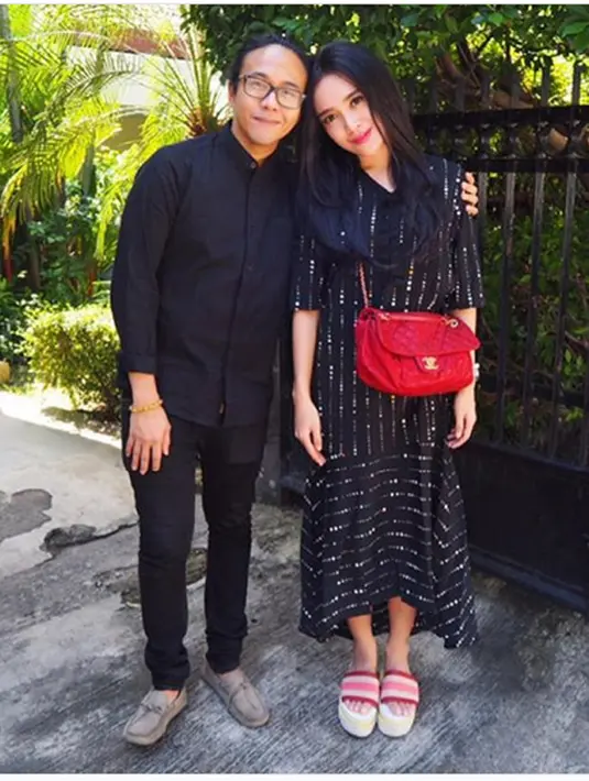 Keduanya baru benar-benar mengobrol ketika Dea menumpang mobil Ariel guna mengambil barang yang tertinggal ketika mereka berada di satu lokasi. Dari sini, keduanya akrab dan menjalin hubungan lebih intens. (Instagram/dea_ananda)