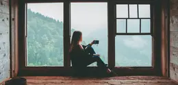 Interaksi sosial yang berlangsung terlalu lama atau terlalu ramai dapat menguras energi seorang introvert lebih cepat. (Foto/dok: Pexels/Ferhan Özbek)