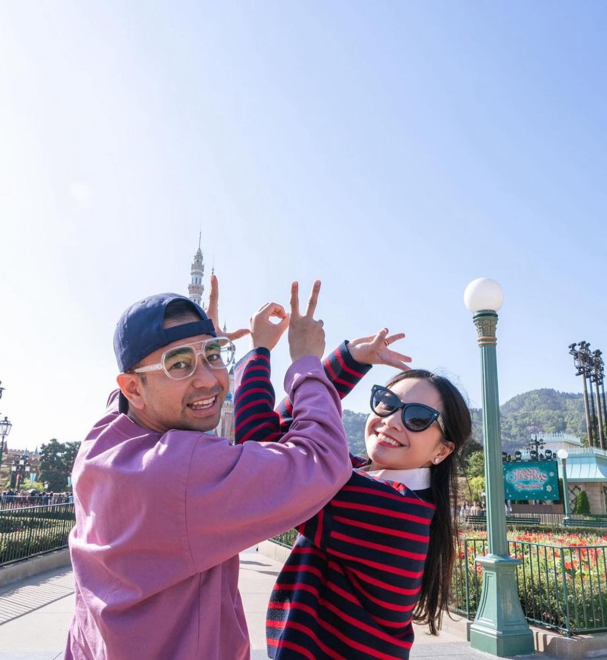 Disneyland Hongkong Jadi Saksi Keromantisan Raffi Ahmad dan Nagita Slavina