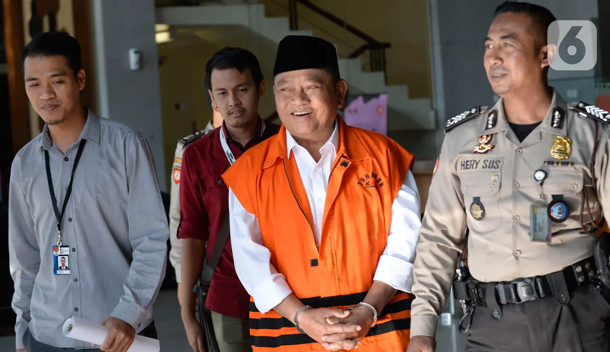 Bupati Sidoarjo Saiful Ilah (kedua kanan) usai menjalani pemeriksaan penyidik KPK di Gedung KPK, Jakarta, Kamis (23/1/2020). Saiful Ilah diperiksa sebagai tersangka terkait dugaan menerima suap dalam proyek infrastruktur di Dinas PUPR Kabupaten Sidoarjo. (merdeka.com/Dwi Narwoko)