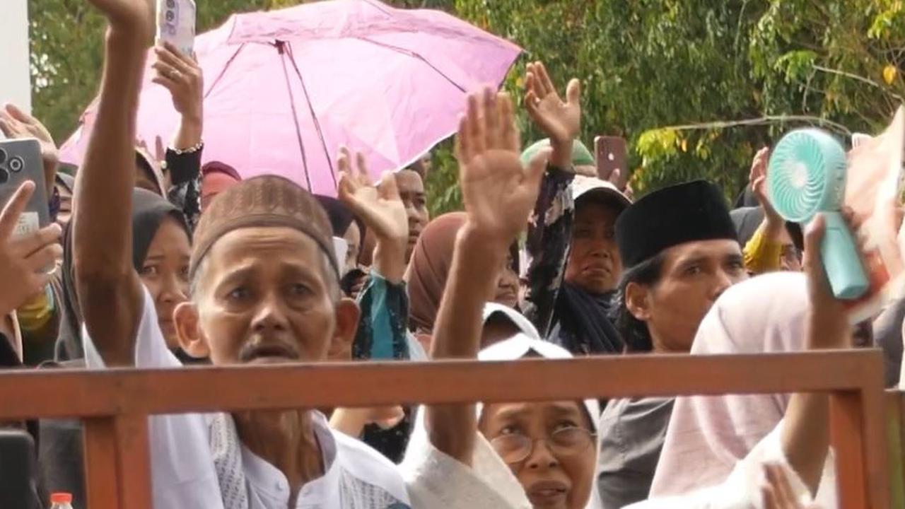 Isak tangis haru mewarnai prosesi pelepasan dari depan Pendopo Arya Wiraraja Lumajang
