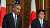 PM Jepang Shinzo Abe menyimak serius pidato Barack Obama saat konferensi pers di Akasaka guesthouse, Tokyo, Kamis (24/4/14). (AFP PHOTO/Junko Kimura-Matsumoto)