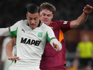 Kapten Timnas sepak bola Indonesia, Jay Idzes mendapatkan sejumlah pujian dari Media Italia setelah aksi solidnya menjaga bomber AS Roma, Evan Ferguson. Momen tersebut terjadi saat laga lanjutan Liga Italia 2025/2026 antara AS Roma melawan Soassuolo di Olympic Stadium, Roma, Italia, Sabtu (10/01/2025) waktu setempat. (AP Photo/Andrew Medichini)