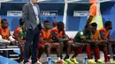 Pelatih Kamerun, Volker Finke (berdiri) menyaksikan anak asuhnya berlaga di penyisihan Piala Dunia 2014 Grup A melawan Tim Samba di Stadion Nasional Brasil, (24/6/2014). (REUTERS/Michael Dalder)