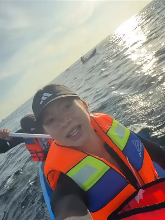 Jennifer Bachdim Canoeing