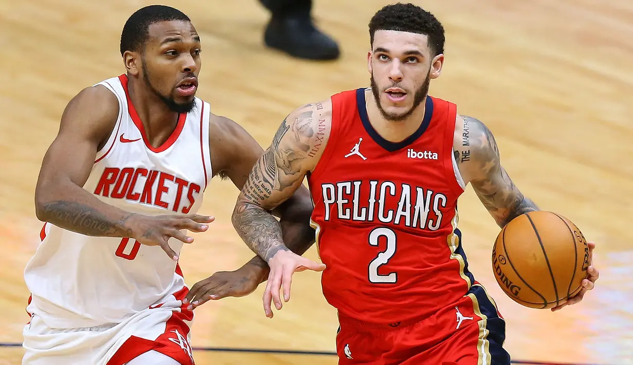 Lonzo Ball (kanan) merupakan kakak dari Rookie of The Years, LaMelo Ball. Kabarnya New Orleans Pelicans akan kesulitan memepertahankannya karena telah diincar oleh beberapa tim besar lain seperti New York Knicks dan Chicago Bulls. (Foto: Getty Images via AFP/Jonathan Bachman)