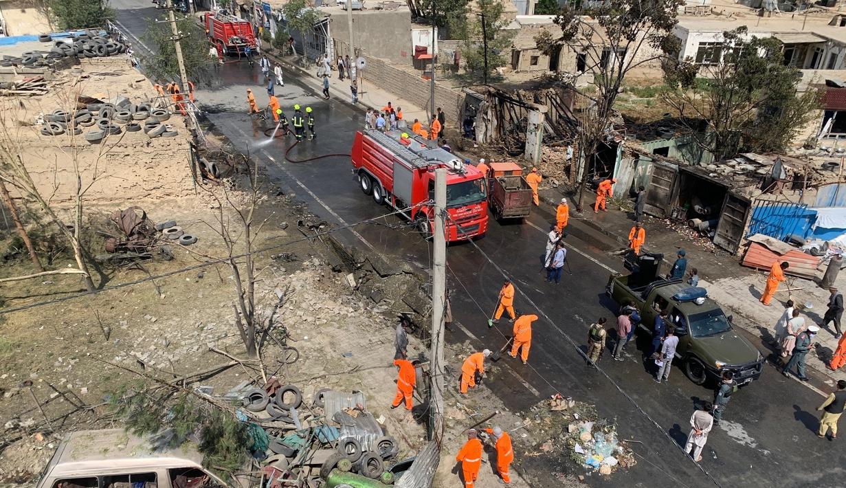 Petugas membersihkan lokasi ledakan di Kabul, Afghanistan, Rabu (9/9/2020). Ledakan itu menargetkan konvoi Wakil Presiden Afghanistan Amrullah Saleh. (AP Photo/Rahmat Gul)