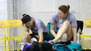 Duet Pemain Timnas China, yaitu Wang Yimei (kanan) dan Zhang Lei (kiri) saat membela Jakarta Elektrik PLN pada Proliga 2016. (Bola.com/Nicklas Hanoatubun)
