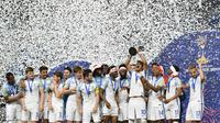 Para pemain Inggris U-20 merayakan kemenangan atas Venezuela dengan mengangkat trofi Piala Dunia U-20 di Suwon World Cup Stadium, Korea Selatan. Inggris menang 1-0.  (AFP/Kim Doo-Ho)