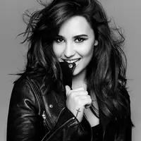 Pesona cantik ala Demi Lovato (via mtv.com)