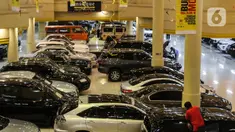 Suasana Bursa Mobil Bekas Blok M. Jakarta, Jumat (2/10/2020). Penjualan mobil bekas ini menurun diawal pandemi karena penurunan daya beli karena pemberlakuan PSBB. (Liputan6.com/Johan Tallo)