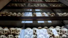 Lemari kaca berisi 5.000 tengkorak manusia milik korban Khmer Merah di Phnom Penh, Kamboja, (17/4). Ini untuk memperingati museum Choeung Ek sebagai saksi bisu dari tragedi kemanusiaan terkejam selama rezim Khmer Merah. (REUTERS / Samrang Pring)