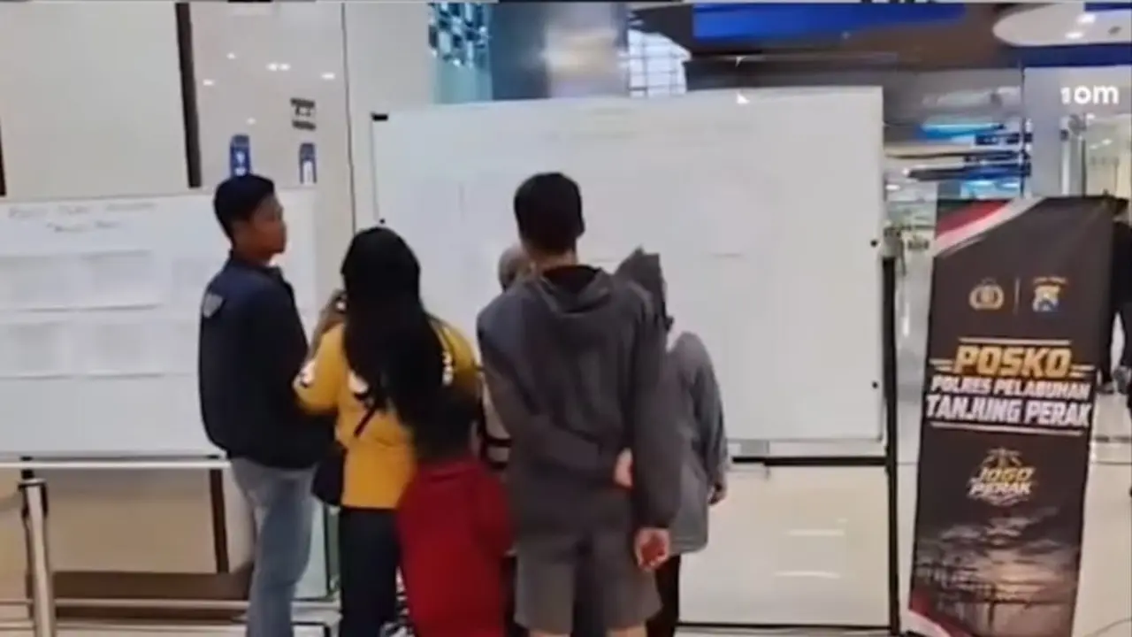 Suami dan Adik Hilang di KM Virgo Transport 8, Warga Kudus Datang ke Surabaya Cari Kepastian