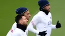 Dalam program terbaru, Jumat (18/11/2021), Ramos juga tampak melakoni latihan dengan ceria bersama Messi, Mbappe, Neymar dan sejumlah pemain lain PSG.  (AFP/Franck Fife)