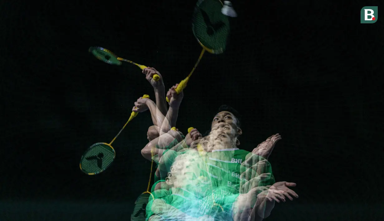 Foto multiple exposure Jonatan Christie dari tim Blitzers saat mengembalikan kok ke arah Kodai Naraoka dari tim Rockets dalam laga Badminton XL 2025 di Istora Senayan, Jakarta, Jumat (03/10/2025). (Bola.com/Bagaskara Lazuardi)