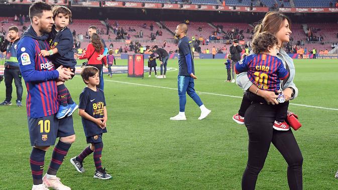 Lionel, Antonella Roccuzzo (istri), dan tiga buah hatinya dalam perayaan juara La Liga di Camp Nou, Minggu dini hari WIB (28/4/2019). (AFP/Lluis Gene)