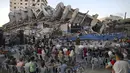 Musisi Palestina tampil di puing-puing Menara Hanadi di Kota Gaza (2/6/2021). Acara diselenggarakan oleh Komite Pemuda dan Kebudayaan Palestina lebih dari seminggu setelah gencatan senjata mengakhiri 11 hari permusuhan antara Israel dan Hamas. (AFP Photo/Mohammed Abed)