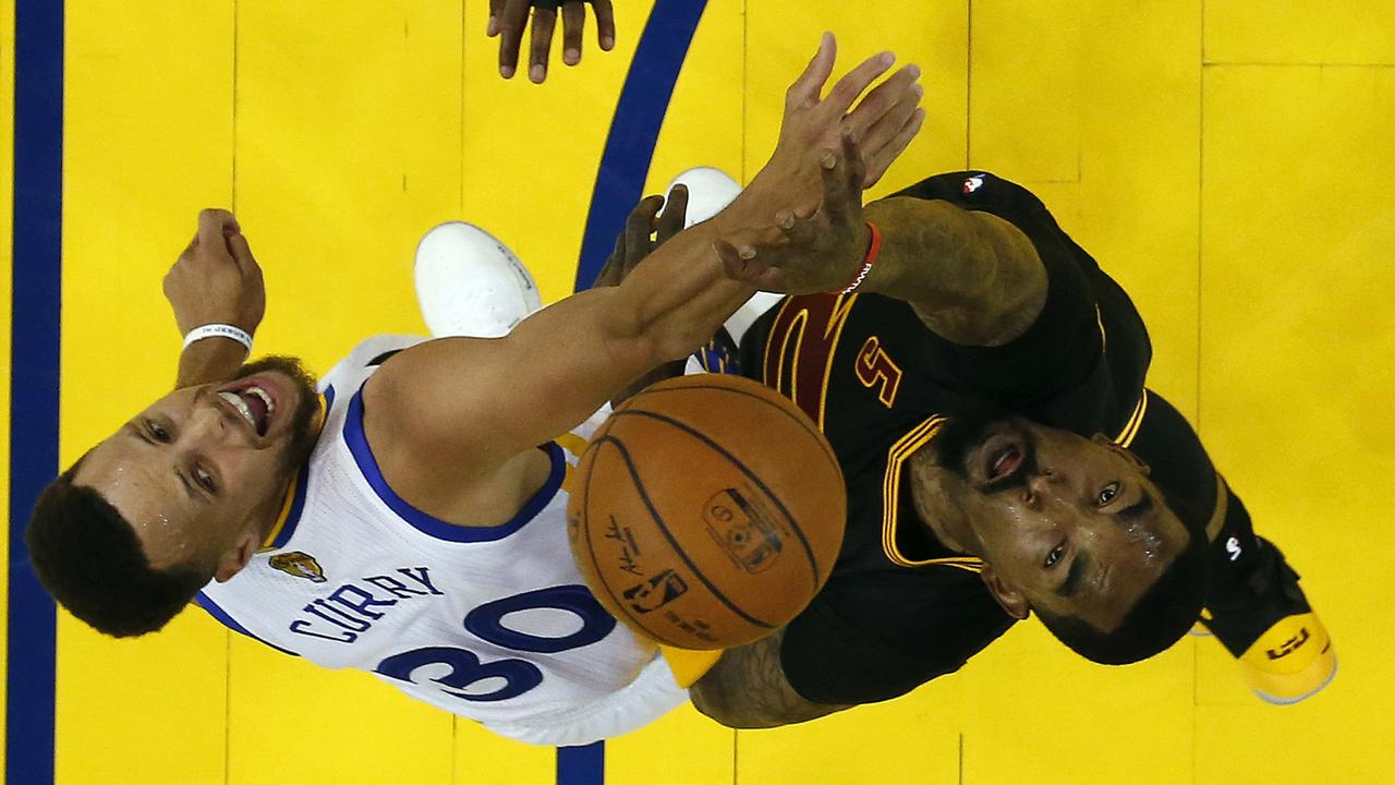 Guard Cleveland Cavaliers J.R. Smith (kanan), berebut bola dengan bintang Golden State Warriors, Stephen Curry, pada final NBA 2017. 