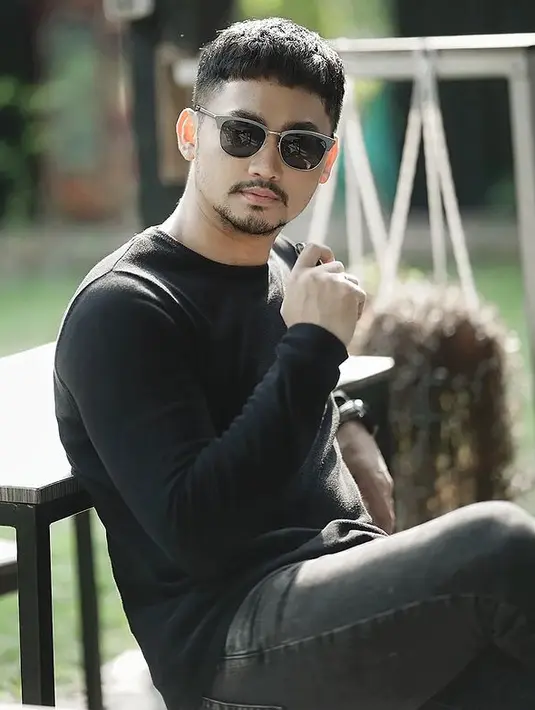 Angga Wijaya mengaku jauh sebelum konflik rumah tangganya bermuara ke Pengadilan Agama, komunikasinya dengan Dewi Perssik memburuk. Nomornya bahkan diblokir istri. “Karena komunikasi aku sudah enggak bagus sama Eneng,” jelas Angga Wijaya terkait keputusannya menandatangani kontrak kerja Dewi Perssik. “Nomor aku sudah diblok sudah lama,” akunya. (Foto: Dok. Instagram @anggawijaya88)