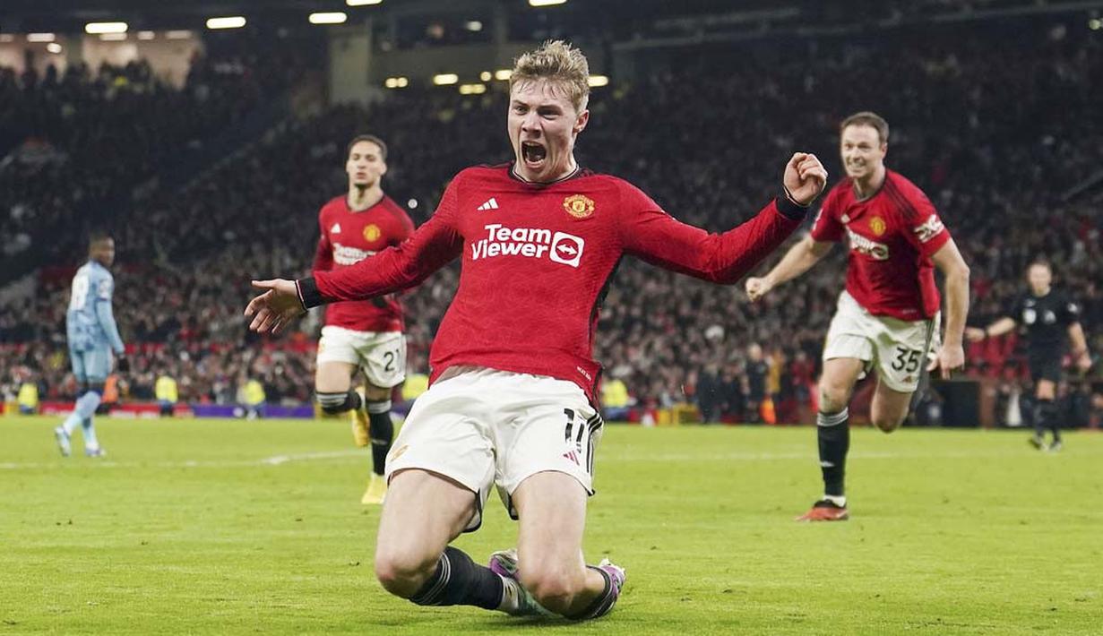 Pemain Manchester United, Rasmus Hojlund, melakukan selebrasi setelah mencetak gol ke gawang Aston Villa pada pekan ke-19 Premier League 2023/2024 di Stadion Old Trafford, Rabu (27/12/2023). (AP Photo/Martin Rickett)