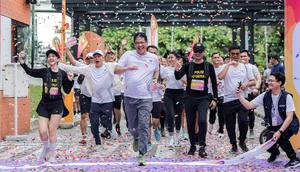 Menteri Keuangan, Purbaya Yudhi Sadewa melewati garis finis dalam ajang Run for Journalism 2025 yang berlangsung di Unika Atma Jaya, Jakarta, Minggu (16/11/2025). (Bola.com/Bagaskara Lazuardi)