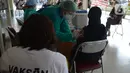 Tenaga kesehatan menyuntikkan vaksin COVID-19 kepada warga saat vaksinasi keliling untuk warga Kelurahan Malaka Jaya di RPTRA Bunga Rampai, Jakarta, Jumat (9/7/2021). Vaksinasi COVID-19 keliling untuk memastikan masyarakat bisa mendapatkan vaksinasi cepat dan mudah. (merdeka.com/Imam Buhori)