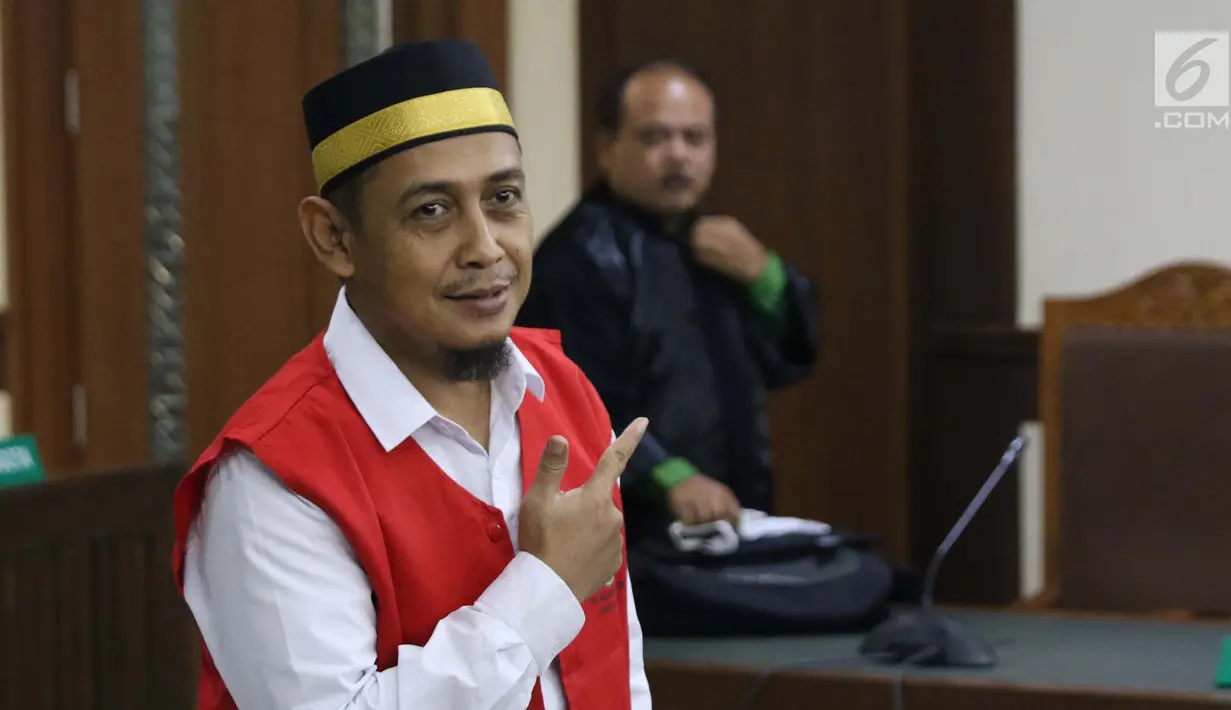 Terdakwa penyebaran berita bohong tentang 7 kontainer berisi surat suara Pemilu 2019 yang telah tercoblos, Bagus Bawana Putrausai menjalani sidang perdana di PN Jakarta Pusat, Kamis (4/4). Bagus didakwa menyebarkan hoax itu melalui media sosial dan grup aplikasi perpesanan. (Liputan6.com/Helmi Fithr