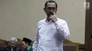 Terdakwa dugaan suap seleksi pengisian jabatan di Kementerian Agama, Haris Hasanuddin (kanan) saat jeda sidang lanjutan di Pengadilan Tipikor, Jakarta, Rabu (10/7/2019). Sidang mendengar keterangan saksi. (Liputan6.com/Helmi Fithriansyah)