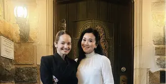 Enzy Storia juga tampak anggun dalam balutan jas  dan rok batik. Jas dengan model velvet tampak elegan menghadirkan pesona aura yang menjanjikan. [Foto: Instagram/ Enzy Storia]
