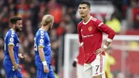 Manchester United harus puas meraih hasil imbang 1-1 saat menjamu Everton dalam laga pekan ke-7 Liga Inggris 2021/2022, Sabtu (2/10/2021). Cristiano Ronaldo, penentu kemenangan saat mengalahkan Villarreal di Liga Champions baru dimasukkan Solskjaer pada babak kedua. (AP/Dave Thompson)