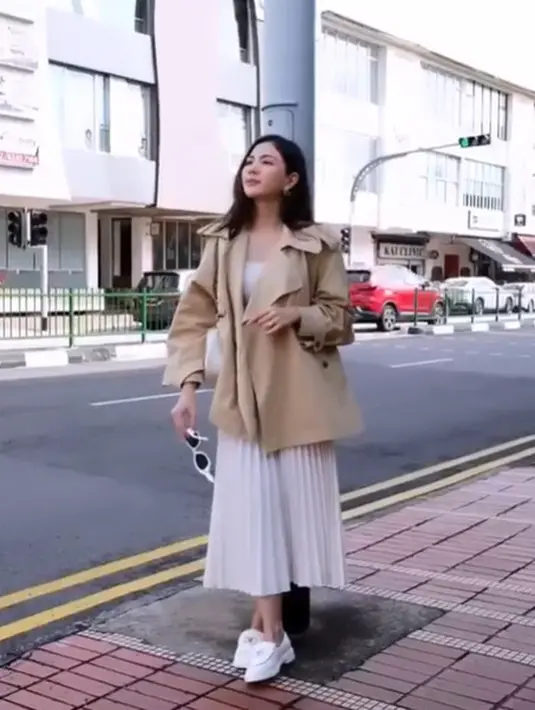 Untuk tampilan feminin menggunakan loafer, kamu bisa intip ide dari Jessica Mila. Ia memadukan tank top, coat coklat, dan rok midi pleated [@jscmila]