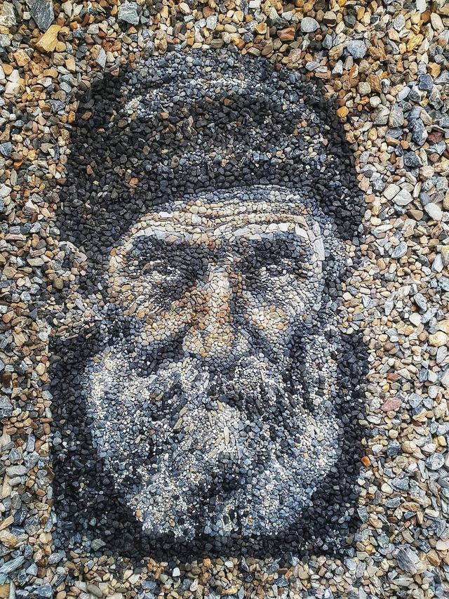 Seniman Ini Bikin Lukisan Wajah dari Kerikil, 6 Hasilnya Bikin Takjub