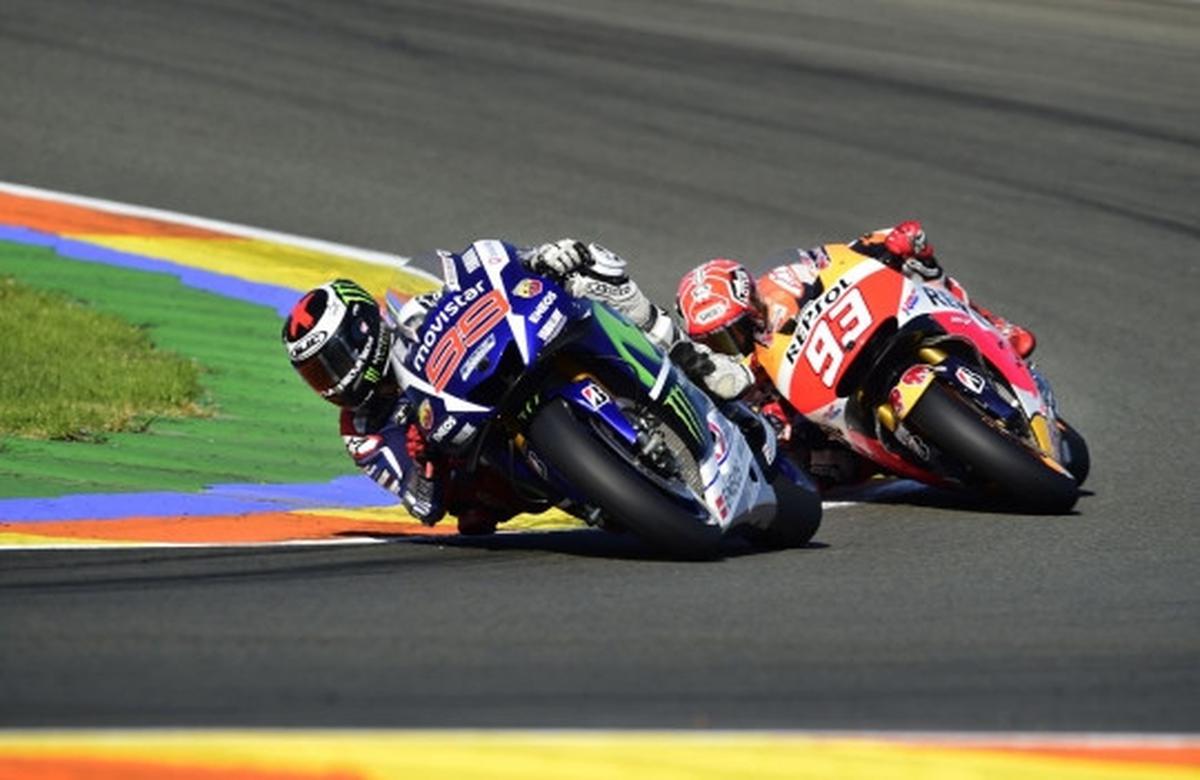 Lorenzo angkat trofi juara dunia MotoGP 2015