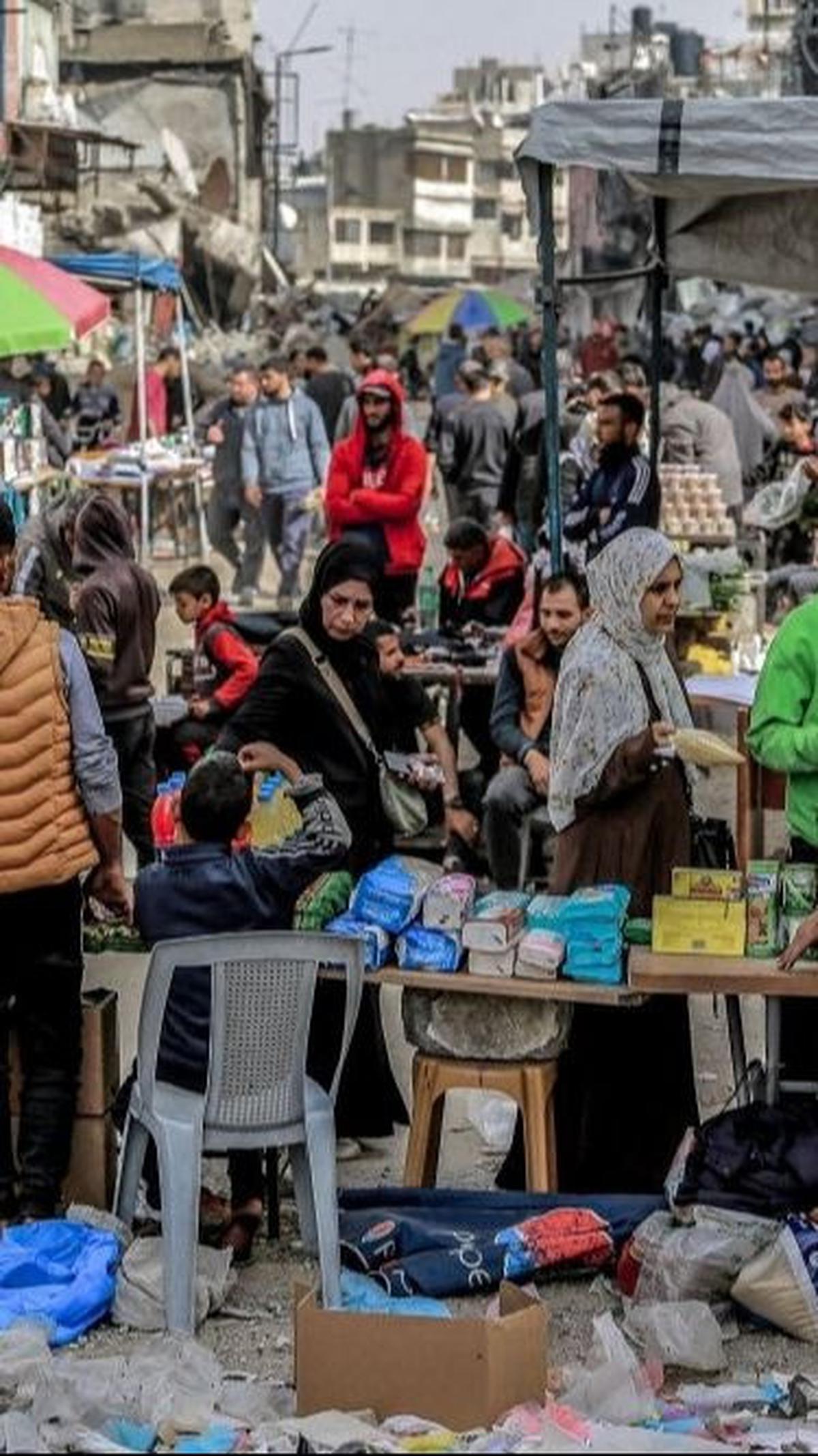 Namun, bayang-bayang serangan Israel masih terasa. Warga Gaza tetap hidup dalam kekhawatiran akan serangan udara yang sewaktu-waktu bisa terjadi.&nbsp;Foto: AFP<br>