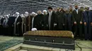 Suasana saat Ayatollah Ali Khamenei bersama warganya menyalatkan jenazah mantan Presiden Iran, Hashemi Rafsanjani di kampus Tehran University di Teheran, Iran (10/1). (AP)
