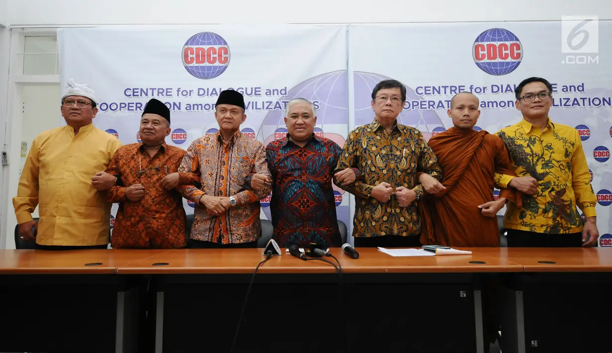 Presidium IRC, Din Syamsuddin (tengah) bersama tokoh lintas agama usai membacakan pernyataan sikap terkait krisis Rohingya di Jakarta, Kamis (7/9). Mereka mengecam tindakan kekerasan atas etnis Rohingya. (Liputan6.com/Helmi Fithriansyah)