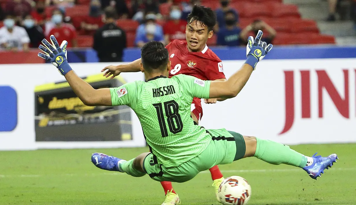 Witan Sulaeman. Sayap kanan Timnas Indonesia berusia 20 tahun yang memperkuat Lechia Gdansk ini sukses mencetak 2 gol dan 3 assist. Ia selalu bermain dalam 7 laga Timnas Garuda di Piala AFF 2020. Ketenangan, visi bermain dan pergerakan yang bagus jadi satu paket kelebihannya. (AP/Suhaimi Abdullah)