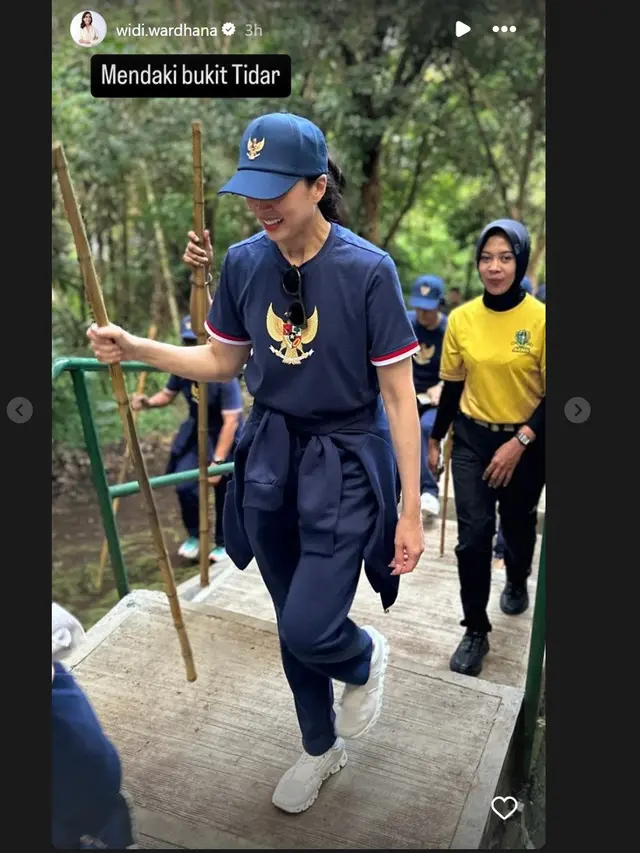Gaya Mahal Menpar Widiyanti Wardhana Selama Retreat Kabinet Merah Putih di Magelang, Chic dengan Tas Branded Lokal