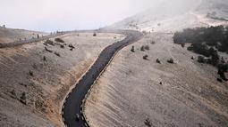 Melintasi panorama ikonik, Pegunungan Ventoux, Wout Van Aert mapu melahap balapan sejauh 198,9 km dengan catatan waktu 5 jam 17 menit 43 detik. (Foto: AFP/Anne-Christine Poujoulat)