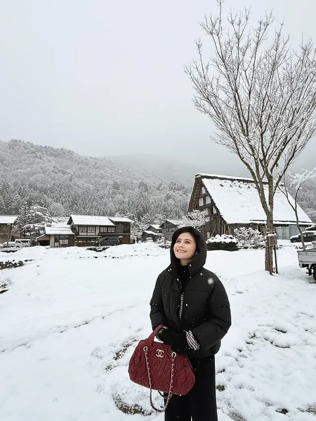 Gaya Prilly Latuconsina Nikmati Salju di Shirakawago, Tas Chanel Burgundy Puluhan Juta Jadi Statement
