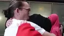 Air mata tak kuasa ditahan Melly ketika memeluk erat Anto Hoed, suaminya, dan kedua anaknya, Anakku Lelaki Hoed  dan Lelaki Bernama Hoed.  (Instagram/melly_goeslaw)