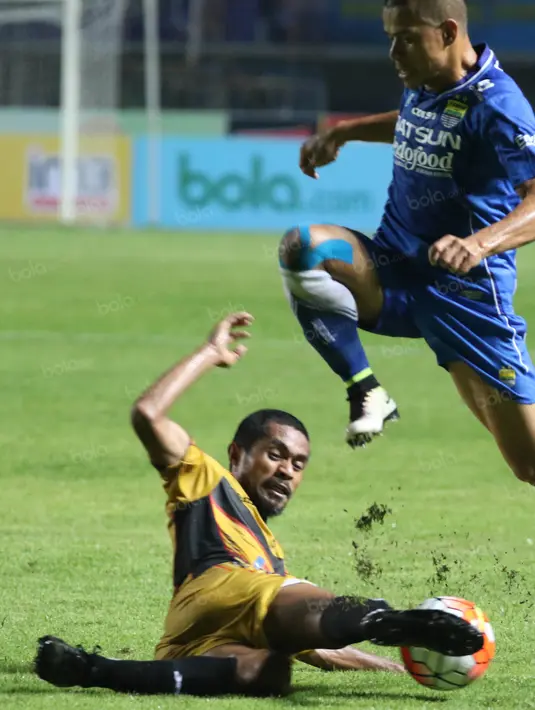 Pemain Persib Bandung, Tantan menghindar dari terjangan pemain Mitra Kukar, Zulchrizal Gamal  pada laga Torabika SC 2016 di Stadion Gelora Bandung Lautan Api, Sabtu (18/6/2016). Persib Menang 2-1.(Bola.com/Nicklas Hanoatubun)
