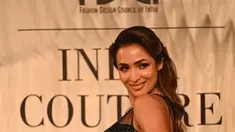 Aktris Bollywood Malaika Arora berpose mengenakan busana karya desainer Rohit Gandhi + Rahul Khanna selama FDCI India Couture Week di New Delhi (27/7/2022). Diva, yang dikenal dengan kemewahan dan pilihan busananya yang berani, menjadi inspirasi bagi desainer Rohit Gandhi dan Rahul Khanna. (AFP/Money Sharma)