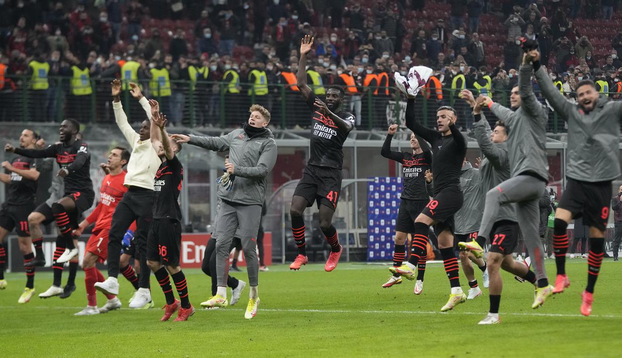 Dengan mengoleksi 28 poin dari 10 laga yang telah dimainkan, AC Milan menggusur Napoli dari puncak klasemen sementara Liga Italia 2021/2022. Napoli sendiri yang belum bermain di pekan ke-10 kini mengoleksi 25 poin di peringkat kedua. (AP/Luca Bruno)