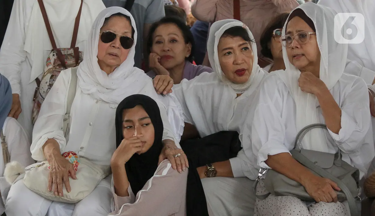 Keluarga, kerabat, dan masyarakat umum turut mengantarkan jenazah Titiek Puspa ke tempat peristirahatan terakhir. (Liputan6.com/Herman Zakharia)